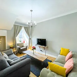 Charming 3 Bed In Old Town Edinburgh